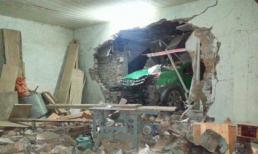 Bị taxi đâm khi đang ngủ trên giường