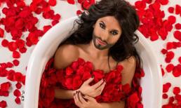 Nữ ca sỹ có râu gợi cảm trong bồn tắm hoa hồng