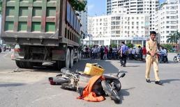 Xe tải cuốn xe máy vào gầm, một người nguy kịch