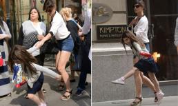 Bé Suri phấn khích kéo mẹ và nhảy kiễng trên phố