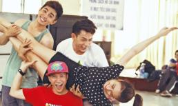 Hoàng Thùy Linh thích thú khi được trai đẹp 365 bồng bế