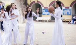 Thu Thủy cột tà áo dài chơi bóng rổ cùng nhóm TVM