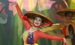 "Mãn nhãn" với màn múa nón quai thao của Hoàng Thùy Linh