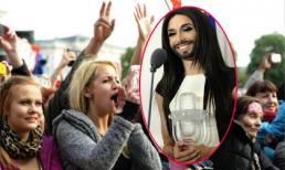 "Ca sỹ có râu" được "rừng" fans quê nhà vây chật cứng đón chào