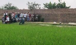 Phát hiện xe ôm bị cắt cổ bên đường