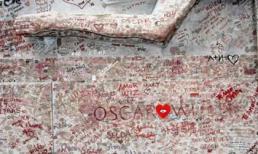 Độc đáo ngôi mộ phủ đầy vết son môi ở Paris