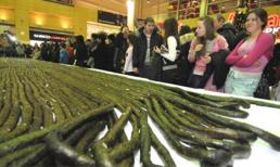 Cuốn 1,5 tấn gạo thành sushi dài 2,5 km