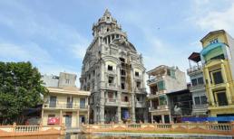 Lâu đài gắn 6 con gà dát vàng ở Hà Nội