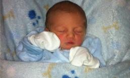 Bé trai 5 tuần tuổi bị cha đập mặt vào nôi cũi đến chết