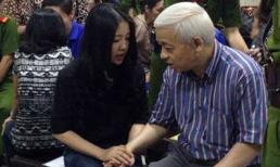 Giây phút hội ngộ vợ chồng bầu Kiên tại tòa