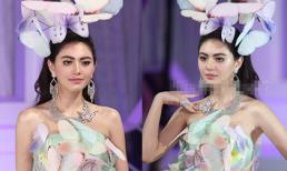 "Ma nữ đẹp nhất Thái Lan" lộng lẫy với mũ và váy cánh bướm