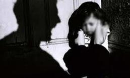 Bé gái 5 tuổi bị bố dượng hờ dùng ớt tươi hành hạ