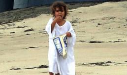 Flynn thích thú mặc áo dài thượt của bố nhồm nhoàm ăn 