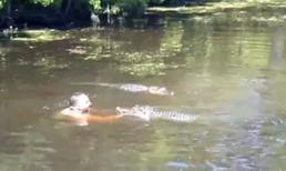 Hãi hùng người đàn ông chơi đùa cùng cá sấu