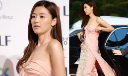 "Nữ minh tinh" đẹp như tiên nữ, lúi húi chỉnh váy trên thảm đỏ Baeksang