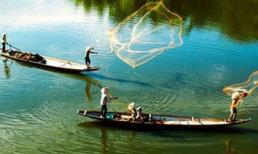 Bé 4 tuổi ôm lục bình trôi 10km trên sông Hậu