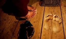 Sàn gỗ lún hình dấu chân do nhà sư quỳ lạy 1.000 lần mỗi ngày