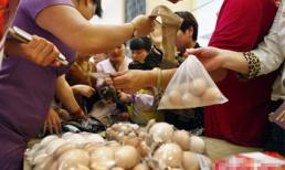 Kiểu mua bán dị: Đổi trứng lấy áo ngực