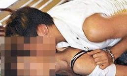 Rủ chị đi chơi không được liền làm "trò cầm thú" với em gái sinh đôi