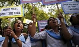 Hai thiếu nữ bị hãm hiếp, treo lên cây