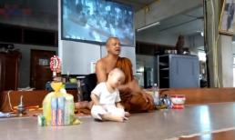 Clip em bé ngủ gật cực dễ thương gây sốt trên mạng