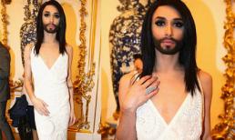 "Ca sỹ có râu" tự tin diện váy khoét ngực táo bạo