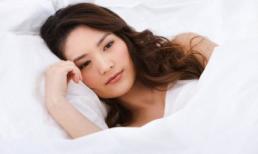 Đi du lịch, cho tiền chồng 'chơi gái'