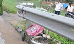 Xe tải chở thư báo tông 2 học sinh nhập viện 