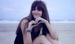 Andrea khoe vẻ đẹp căng tràn trên bãi biển