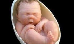 Người phụ nữ... đẻ trứng