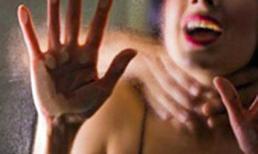 Cô gái không mảnh vải che thân nằm giữa lều sau chuỗi ngày bị hành