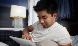 Đêm đến, khi tôi cho con đi ngủ thì chồng lại vào trang web của gay