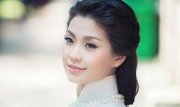 'Nữ hoàng Cafe' Diễm Trang đẹp dịu dàng với áo dài trắng