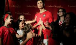 Tượng Ronaldo liên tục bị fan nữ sàm sỡ