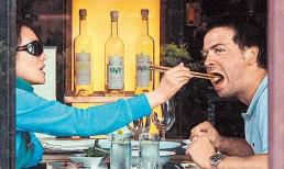 Lộ ảnh Củng Lợi bón đồ ăn cho bạn trai ngoại quốc kém 13 tuổi