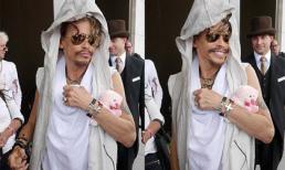 Thủ lĩnh U70 của Aerosmith mặc nhếch nhác, ôm gấu bông đi chơi như trẻ con