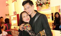 Vợ Hoài Linh ôm ấp bạn trai MC Kỳ Duyên đắm đuối