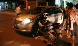 Kinh hoàng xe máy phóng nhanh găm đứng vào ô tô, một người nguy kịch