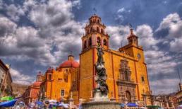 Dạo quanh con phố mang sắc màu cổ tích ở Mexico