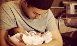 Dương Mịch khoe ảnh chồng bế con gái chuyên nghiệp 