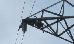 Hãi hùng phát hiện thi thể cháy đen trên cột điện cao thế