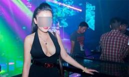 Hết hồn nhìn thiếu nữ ăn mặc “một mất một còn” khi lên bar