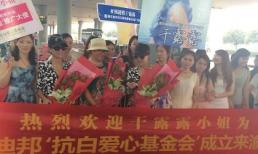 Chị em Can Lộ Lộ được đón trọng vọng ở sân bay