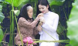 Hoa hậu Dân tộc Ngọc Anh chụp ảnh sen cùng bà cụ