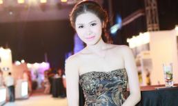 Vợ Đăng Khôi tự tin khoe vai trần gợi cảm như siêu mẫu