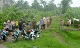 Thi thể người đàn ông lập lờ dưới kênh nước