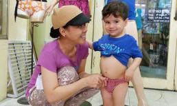 Vợ Hoài Linh mặt mộc, đưa con nuôi lai Tây đi mua quần bơi