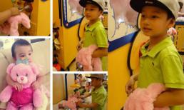 Bé Bảo Nam tự tay chọn mua gấu bông tặng em gái