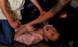 Đang ngủ thì bị nhóm cướp xông vào nhà trói chồng, hiếp dâm vợ