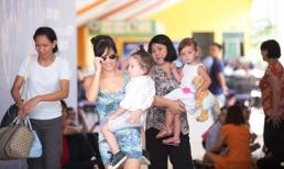 Hồng Nhung bế cặp song sinh dễ thương đi tập hát